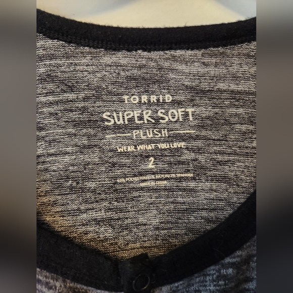 Super soft shirt. Torrid size 2 - Picture 2 of 3